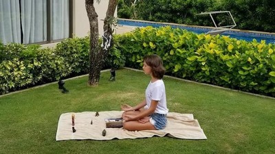 Foto: Millie Brown Tetap Nyaman di Bali Saat Erupsi Gunung Agung
