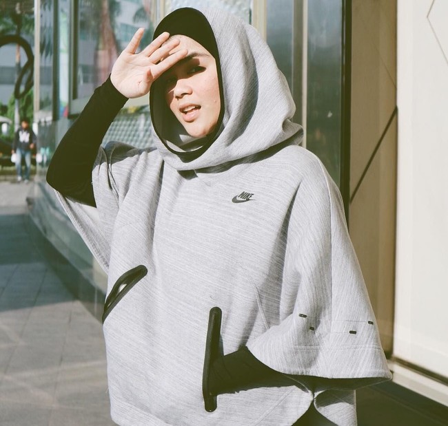Gaya Sivia ini juga akan membuat penampilan para hijabers stylish ketika berolahraga. Anda bisa memakai ciput saja dan hoodie sebagai alternatif tampil simpel. Foto: Dok. Instagram @siviazizah