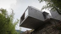 Bangunan unik ini berlokasi di desa Tenkawa, tepatnya berada di atas Sungai Tenokawa, dengan ketinggian 56 kaki dari permukaan tanah. Istimewa/Inhabitat.