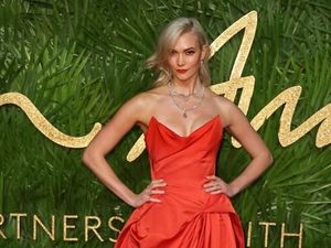 Karlie Kloss 7 Kali Ganti Baju Saat Hadiri Acara Fashion
