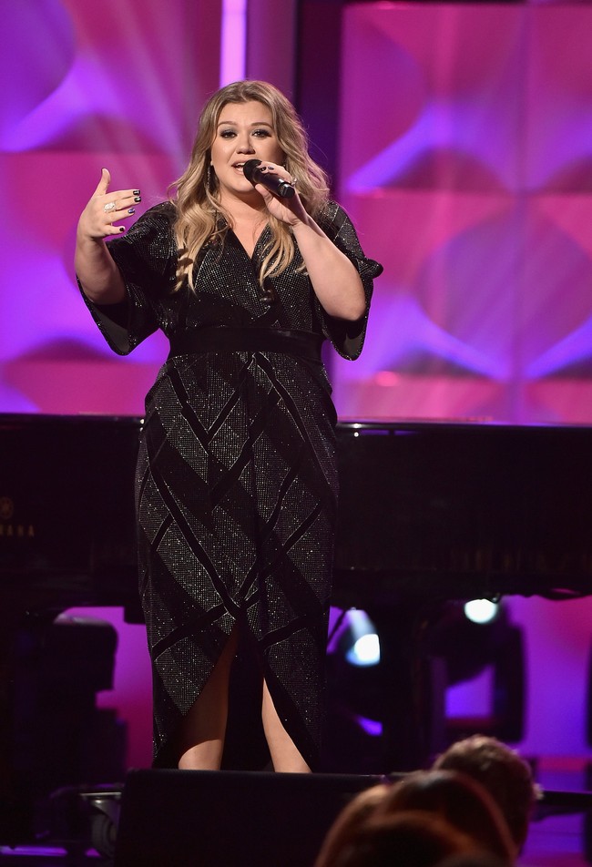 Kelly Clarkson kerap kali jadi sasaran kritik karena berat badannya yang terus naik pasca melahirkan anak pertamanya. Kritikan datang dari orang-orang sekitar bahkan media sosial. Tak mau tenggelam dalam rasa minder, penyanyi 37 tahun ini menolak diet ketat tapi lebih memerhatikan asupan makannya agar lebih sehat. Kini berat badannya berkurang, tapi tetap berisi dan itu membuatnya bangga akan diri sendiri. Foto: Getty Images