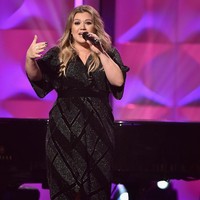 Kelly Clarkson kerap kali jadi sasaran kritik karena berat badannya yang terus naik pasca melahirkan anak pertamanya. Kritikan datang dari orang-orang sekitar bahkan media sosial. Tak mau tenggelam dalam rasa minder, penyanyi 37 tahun ini menolak diet ketat tapi lebih memerhatikan asupan makannya agar lebih sehat. Kini berat badannya berkurang, tapi tetap berisi dan itu membuatnya bangga akan diri sendiri. Foto: Getty Images