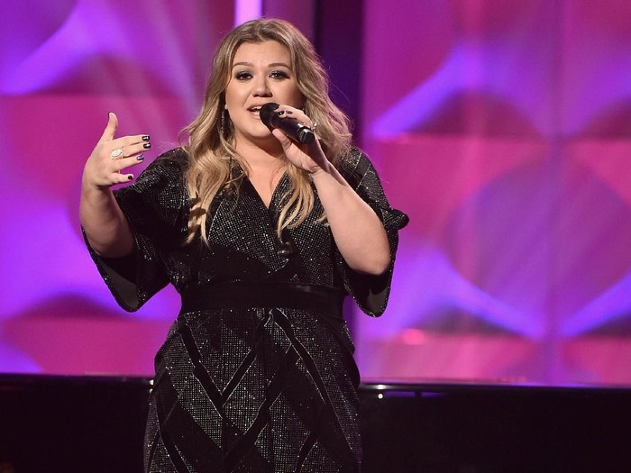 Kelly Clarkson HOLLYWOOD, CA - NOVEMBER 30: Honoree Kelly Clarkson speaks onstage during Billboard Women In Music 2017 at The Ray Dolby Ballroom at Hollywood & Highland Center on November 30, 2017 in Hollywood, California. (Photo by Frazer Harrison/Getty Images)