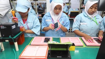 Di tiap-tiap line tercatat ada sekitar 48 proses yang harus dilalui dari mulai ponsel Xiaomi berbentuk komponen-komponen kecil, sampai berbentuk ponsel utuh dalam kemasan dan siap dikirimkan. Foto: Xiaomi