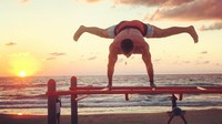Berbagai gerakan street workout telah ia kuasai, seperti planche, muscle up, dan human flag. Foto: Instagram/dr.elias_khourieh
