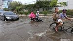 Terjang Banjir Rob Muara Baru, Puluhan Motor Mogok