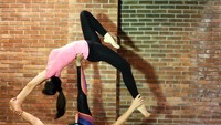 Menurut pelatih acroyoga Fajar Putra, umumnya latihan ini dilakukan selama 60 menit. Sekitar 40 menit pertama diawali dengan yoga dan 20 menit terakhir baru gerakan akrobatiknya. (Foto: Instagram/sarwendah29)