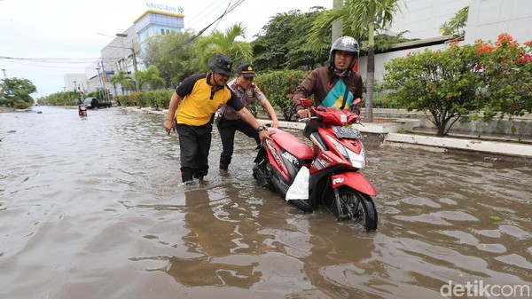 Terjang Banjir Rob Muara Baru, Puluhan Motor Mogok