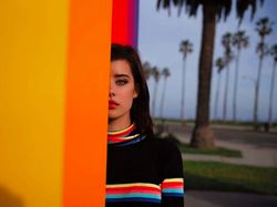 Matanya Beda Warna, Model Cantik Ini Pukau Netizen