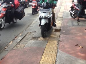 Baru Direvitalisasi, Trotoar di Jl Dewi Sartika Jaktim Mulai Rusak