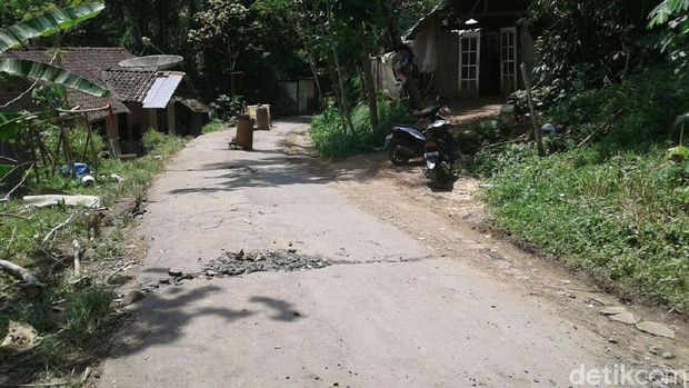 Retakan tanah yang mengancam rumah warga di Desa Kalirejo, Kecamatan Salaman, Kabupaten Magelang.