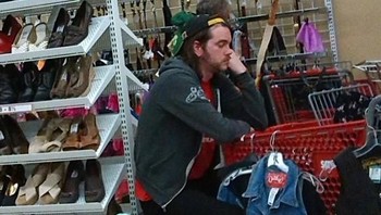 Kebanyakan wanita memang senang belanja sampai lama. Meski hanya lihat-lihat saja, sang pria pun harus sabar menunggu mereka selesai berbelanja. (Foto: Dok. Instagram Miserable Men)