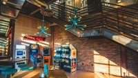 Selain menjadi spot wisata kuliner yang kekinian, restoran ini juga memiliki arena bowling, karaoke, dan beberapa mesin games (Punch Social Media)