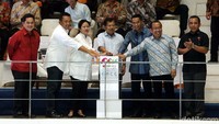 JK menekan tombol sebagai tanda dibukanya Indonesia Open Aquatic Championship 2017.