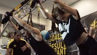 Hidup sehatnya tidak hanya untuk diri sendiri, istri Demian, Sara Wijayanto ikut diajak juga ke tempat gym. Foto : Instagram @_demianaditya_