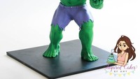 Anak seorang pembuat kue bernama Amy sangat beruntung. Amy mengunggah kreasi kue Hulk di instagram milikinya @inspiredcakesbyamy. Ia sengaja membuat 3D kue cokelat Hulk ini khusus rayakan ulang tahun ke-4 anaknya. Kue ini dibuat setinggi 43 cm. Foto: Istimewa