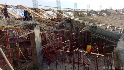 Penampakan Tribune Stadion Barombong yang Ambruk