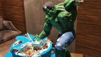 Ini dia kue ulang tahun yang benar benar menunjukkan karakter Hulk yang merusak apapun saat sedang marah! 3D kue karakter Hulk dibuat oleh Renat Agzamov, chef Rusia.  Foto: Istimewa