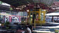 Sejak kemarin, para pekerja mulai mencopoti wahana permainan yang ada di THR.