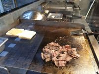 Roast Beef Gusto: Empuk <i>Juicy</i> Lembaran Daging Panggang Diapit Roti Ciabatta