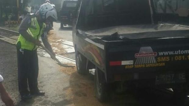 Jalan di jalur Surabaya-Lamongan bergelombang dan banyak lubang