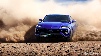 SUV ini bukan mobil biasa. SUV ini memiliki mesin 4 liter V8 bertenaga 650 daya kuda dan torsi sebesar 850 Nm, sanggup berakselerasi dari 0-100 km per jam dalam 3,6 detik. Kecepatan maksimum 305 km per jam! Plus bisa dibawa kemana saja, seperti bermain di lumpur seperti di foto di atas. Foto: Lamborghini