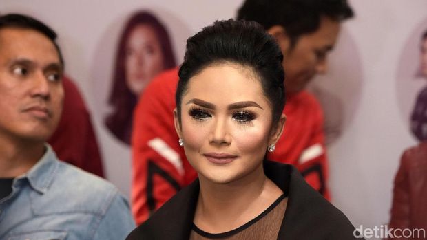 Tinggal di Rumah Petak Hingga Jadi Diva, Perjuangan Karier Krisdayanti