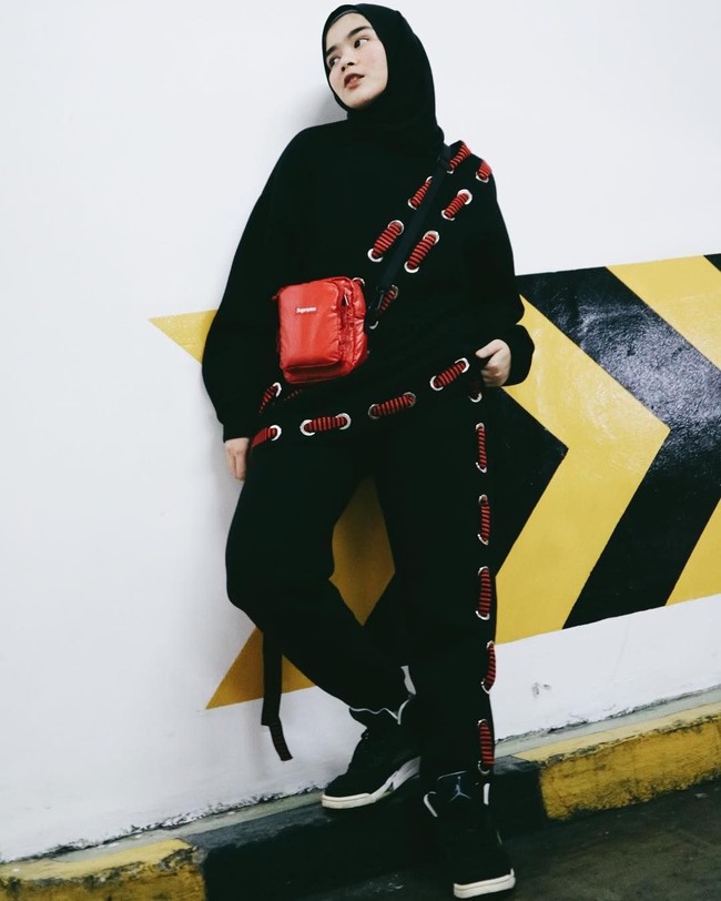 Gaya hijabers semakin bervariasi. Tak hanya bold dan feminin, kini muncul gaya hypebeast yang juga banyak diterapkan wanita berhijab. Mereka berani menonjolkan karakter mereka yang unik lewat busana yang mereka pakai. Foto: Dok. Instagram @siviazizah