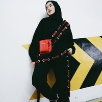 Gaya hijabers semakin bervariasi. Tak hanya bold dan feminin, kini muncul gaya hypebeast yang juga banyak diterapkan wanita berhijab. Mereka berani menonjolkan karakter mereka yang unik lewat busana yang mereka pakai. Foto: Dok. Instagram @siviazizah