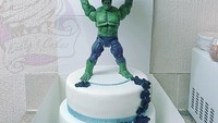 Beralih ke kreasi kue pengantin. Kreasi kue ini sangat unik lantaran Hulk digambarkan sebagai pengantin pria yang mengangkat pengantin wanita yang ada di atas kue. Sedikit sulit untuk membuat kue pernikahan ini tulis @kellyscakez Foto: Istimewa