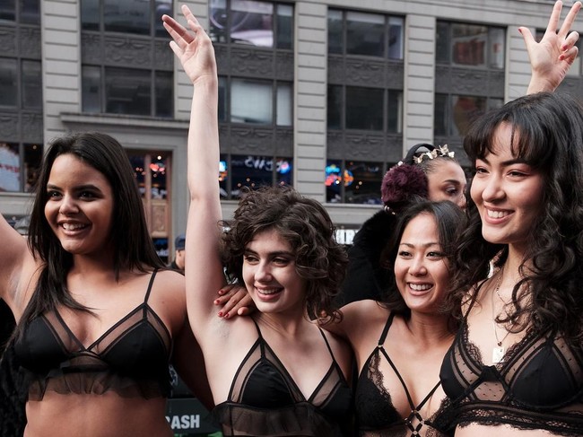 Aku menggambar sayap pada model-model #therealcatwalk bukan sebagai pernyataan anti Victorias Secret! Sayap penuh warna ini murni untuk menyampaikan bahwa setiap wanita bisa merasa seperti BIDADARI DI DUNIA NYATA, tulis Khrystyana lagi. Foto: Instagram