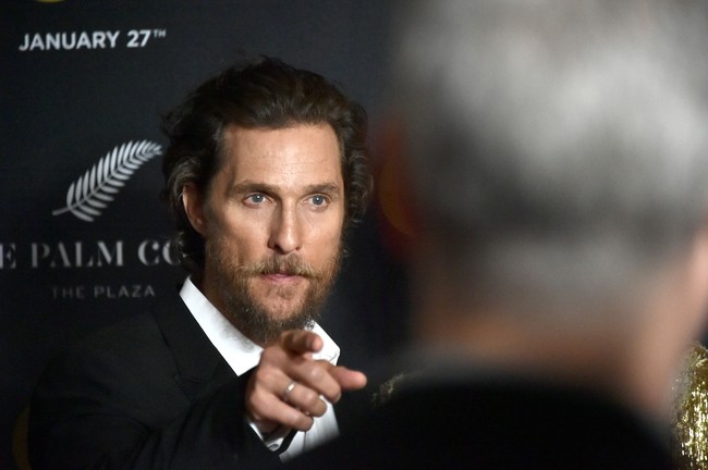 Matthew McConaughey berkata ada sesosok hantu yang tinggal di rumahnya. Ia menamainya Madame Blue. Foto: Matthew McConaughey ( Mike Coppola/Getty Images)