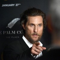 Matthew McConaughey berkata ada sesosok hantu yang tinggal di rumahnya. Ia menamainya Madame Blue. Foto: Matthew McConaughey ( Mike Coppola/Getty Images)