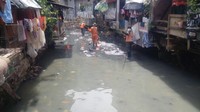 Sejak pagi tadi sekitar pukul 08.00 WIB, Munzir dan 6 rekannya sudah nyebur ke kali untuk memungut sampah. Pantauan di lokasi, sekitar pukul 10.30 WIB, kondisi kali sudah bersih. (Foto: Dok. UPK Badan Air Dinas Lingkungan Hidup Jakpus)