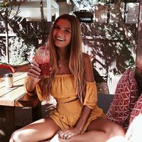 Sjana Earp, instruktur yoga yang dikabarkan pacaran dengan Harry Styles.