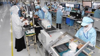 Ponsel Xiaomi dalam proses pengemasan di pabrik perakitan PT Sat Nusapersada. Foto: Xiaomi