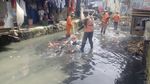 Before-After Kali Jati Bunder yang Dibersihkan Pasukan Oranye
