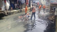 Munzir menyayangkan sikap warga sepanjang Jalan Lontar Raya yang masih buang sampah di kali. Padahal dari Dinas Lingkungan hidup sudah menyediakan ratusan karung untuk tempat pembuangan sampah. (Foto: Dok. UPK Badan Air Dinas Lingkungan Hidup Jakpus)