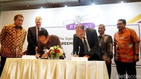 Menteri Komunikasi dan Informatika, Rusdianta, menyaksikan penandatanganan kerja sama pembiayaan antara PT PSN Enam Indonesia dengan EDC, di Jakarta, Selasa (05/12/2017).