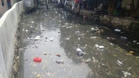 Ada kali di Jalan Lontar Raya, Kecamatan Tanah Abang, Jakarta Pusat, namanya Kali Jati Bunder. Aroma menyengat kerap tercium dari situ. Sampah juga terlihat mengambang. (Foto: Dok. UPK Badan Air Dinas Lingkungan Hidup Jakpus)