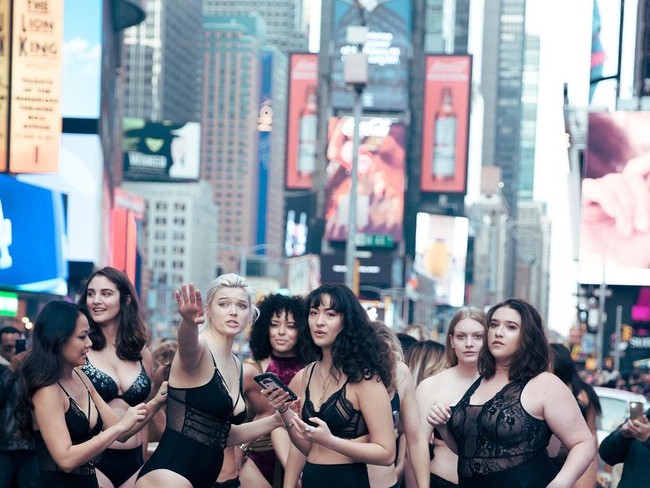 Fashion show yang digelar di Times Square, New York City, menampilkan koleksi lingerie berbahan lace. Foto: Instagram