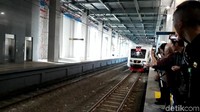 Pada kesempatan itu, detikFinance mencoba menghitung langsung waktu tempuh dari Stasiun Sudirman Baru menuju Stasiun Bandara. Adapun kereta berangkat dari Stasiun Sudirman Baru pukul 14.07 WIB dan tiba sekitar pukul 15.01 WIB di Stasiun Bandara.