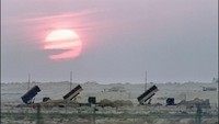Rudal pencegat Patriot buatan AS masuk dalam sistem pertahanan canggih yang disebut THAAD (Terminal High Altitude Area Defense). Dalam foto ini adalah sistem pertahanan Patriot buatan AS yang dipakai Saudi dalam Perang Teluk tahun 1991 lalu. Foto: AFP PHOTO/AFP FILES/BOB SULLIVAN