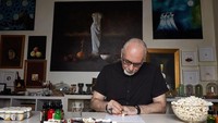 Ini dia Hasan Kale ketika sedang menciptakan Artasnack di Istanbul Studio. Foto: Hasan Kales