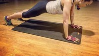 Sara Wijayanto terlihat berkeringat saat melakukan plank. (Foto: instagram/sarawijayanto)