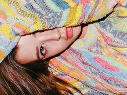 Dua Warna Bola Mata Model Cantik Bikin Netizen Kagum