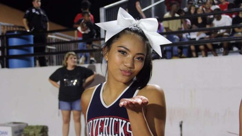 Viral, Aksi Cheerleader Manis Jalan di Udara Viral, Aksi Cheerleader Manis Jalan di Udara