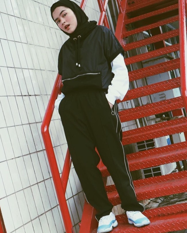 Gaya Sivia kali ini bisa menjadi inspirasi hijabers saat olahraga. Selain sporty, gaya Sivia tampak stylish. Foto: Dok. Instagram @siviazizah