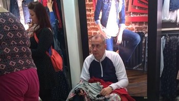 Pria diajak biar bisa pegangin belanjaan pasangannya. (Foto: Dok. Instagram Miserable Men)