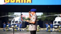 Kapolri Jenderal Tito Karnavian memberikan penghormatan saat memimpin upacara peringatan HUT Polisi Air dan Udara (Polairud).